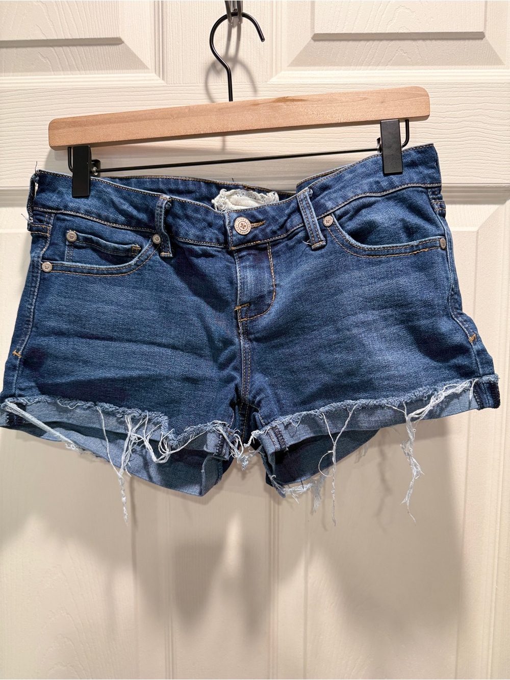Altar’d State Denim Cutoff Jean Shorts Size 28/7 Blue Distressed Raw Hem Stretch - Picture 2 of 7